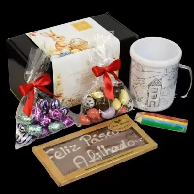Conjunto de presente de Páscoa com caneca, bombons e chocolate em caixa