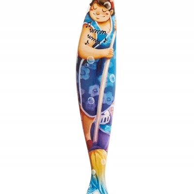 Figura de madeira pintada em forma de peixe com personagem feminina a remar