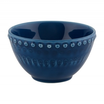 Taça azul escura em cerâmica com textura em relevo e padrão floral