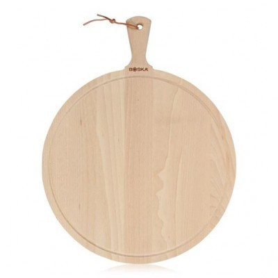 tábua redonda de madeira clara com pega e cordão para pendurar