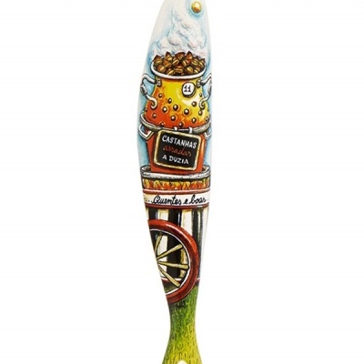 Figura decorativa de peixe com pintura de castanhas assadas e roda de madeira