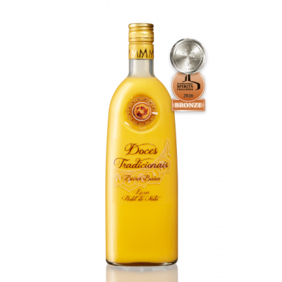 Garrafa de licor amarelo com rótulo dourado e medalha bronze em fundo branco