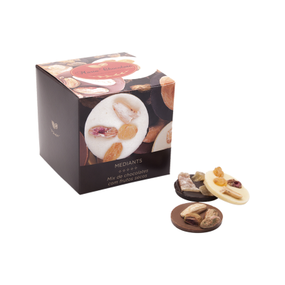 Caixa preta com chocolates redondos decorados com frutos secos