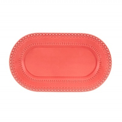 Prato oval coral com padrão decorativo
