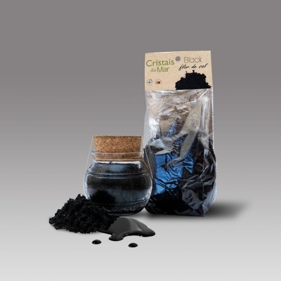 frasco de vidro com sal negro e embalagem transparente de sal negro