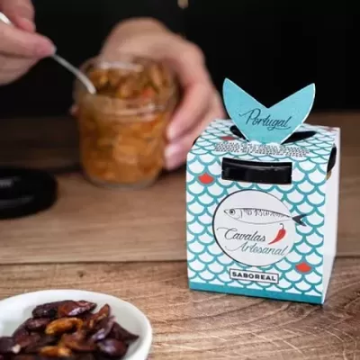 Caixa de Cavala Artesanal com padrão de escamas azuis e vermelhas, frasco de vidro e colher ao fundo