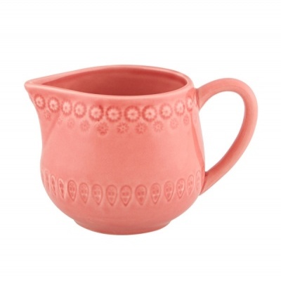 Bule cor-de-rosa em cerâmica com padrões em relevo