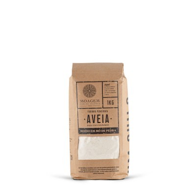 Pacote de farinha de aveia em embalagem de papel castanho com etiquetas pretas e brancas