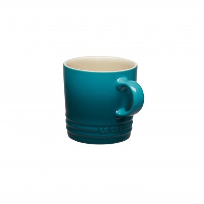 Caneca de cerâmica azul com texto LE CREUSET na base.