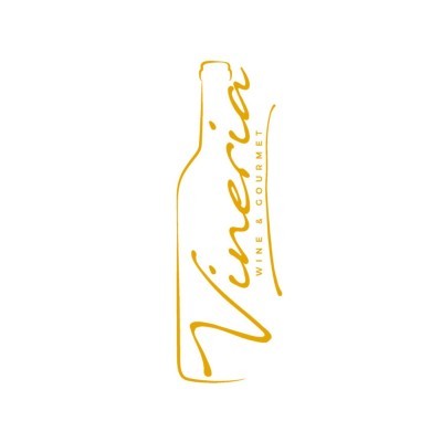 Logotipo com contorno de garrafa e texto Vinecia WINE & GOURMET em amarelo
