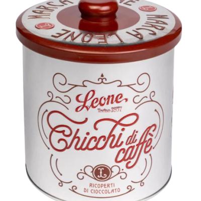 Recipiente cilíndrico branco com tampa vermelha e texto italiano decorativo.