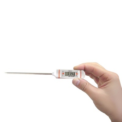 Termómetro digital branco com ecrã LCD mostrando 31,4°C e ponteiro metálico