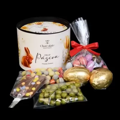 Conjunto de guloseimas de Páscoa com ovos dourados e embalagem creme e dourada