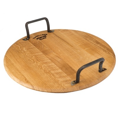 Tabuleiro redondo de madeira com pegas metálicas e texto gravado