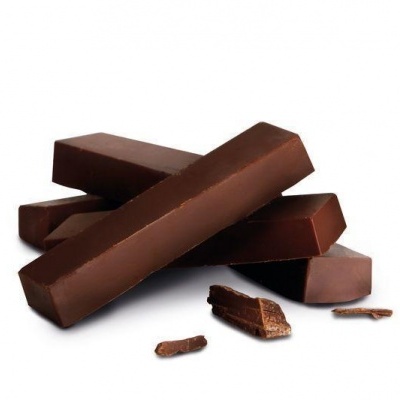 Barras de chocolate castanho escuras empilhadas com pedaços quebrados