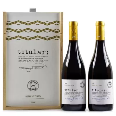 Conjunto de duas garrafas de vinho tinto Reserva Tinto Dão com caixa de madeira decorada