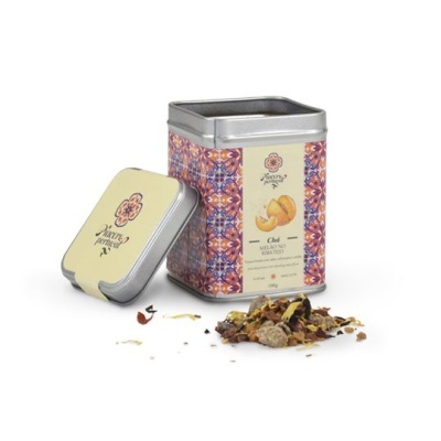 Lata metálica decorativa com chá e tampa ao lado