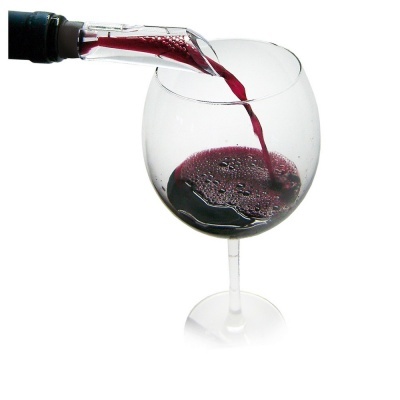 Vinho tinto a ser servido num copo de vidro