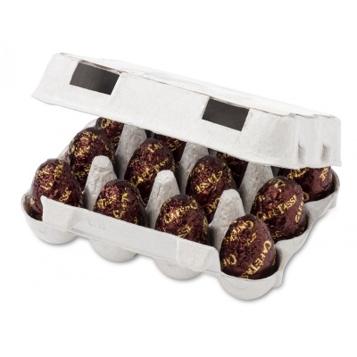 Caixa de cartão aberta com dez ovos decorativos castanho escuro com texto dourado