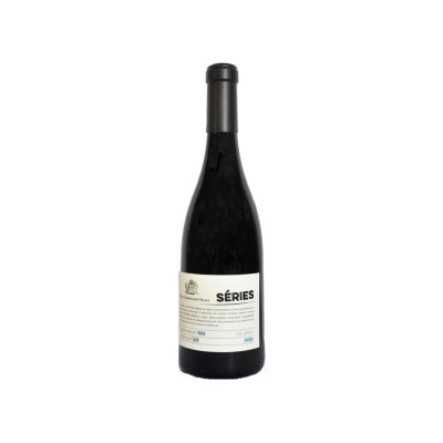 Garrafa de vinho tinto com rótulo branco e texto 'SÉRIES'