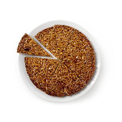 Tarte doce de pasta castanha com lascas de amêndoa num prato branco