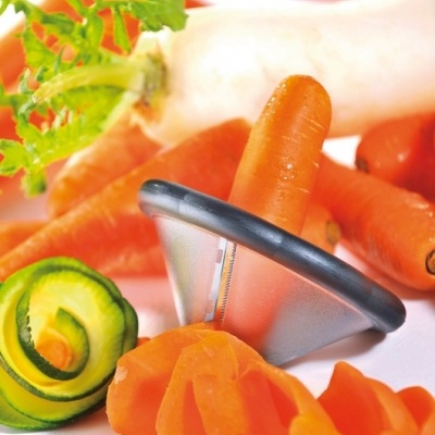 Cortador de legumes metálico com borracha a cortar cenouras e rabanete branco