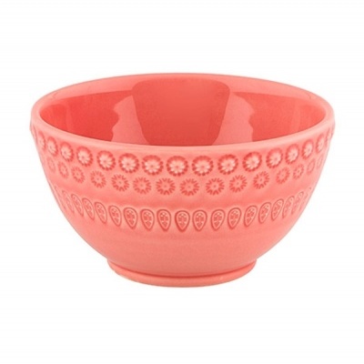 Taça de cerâmica coral com padrão floral em relevo