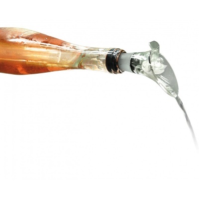 Garrafa de vidro com líquido cor de âmbar sendo derramado por bocal