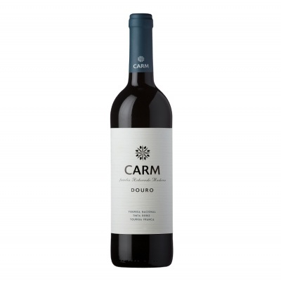 Garrafa de vinho tinto CARM Douro com rótulo branco e selo azul