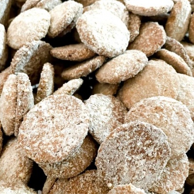 Bolachas redondas cobertas com açúcar em pó