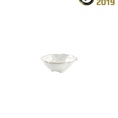 Taça branca de cerâmica com textura irregular e bordas anguladas