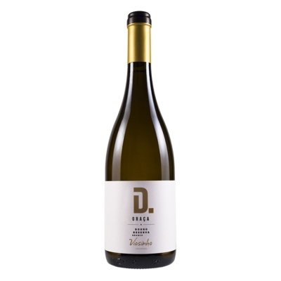 Garrafa de vinho branco com rótulo branco e cápsula dourada