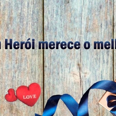 Fundo de madeira com texto, corações vermelhos, fita azul e caixa de presente com laço azul