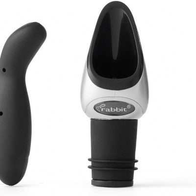 Acessório para garrafa com rolha preta e peça prateada com inscrição rabbit®