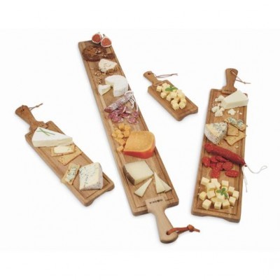 Tábua de madeira com queijos e enchidos variados