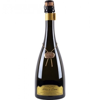 Garrafa de vidro escuro com etiqueta amarela e placa pendurada