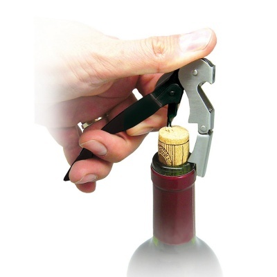Mão a usar saca-rolhas para abrir garrafa de vinho