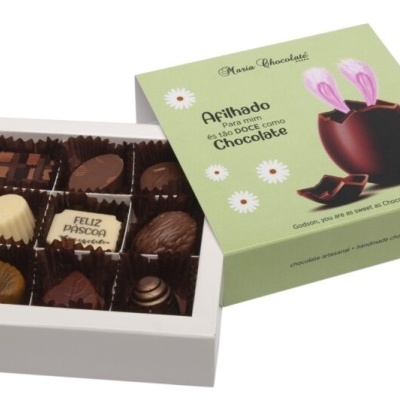 Caixa verde de chocolate com bombons variados dentro e tampa com desenho de ovo de chocolate com orelhas de coelho
