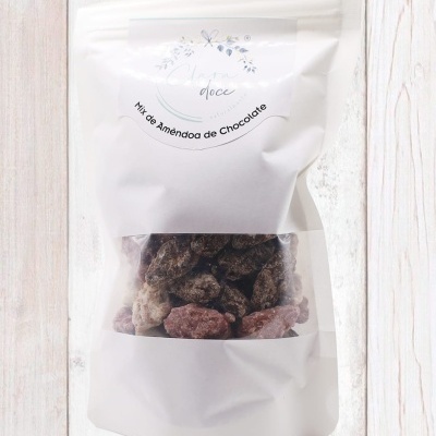 Embalagem de amêndoas de chocolate Clara doce com parte transparente mostrando amêndoas