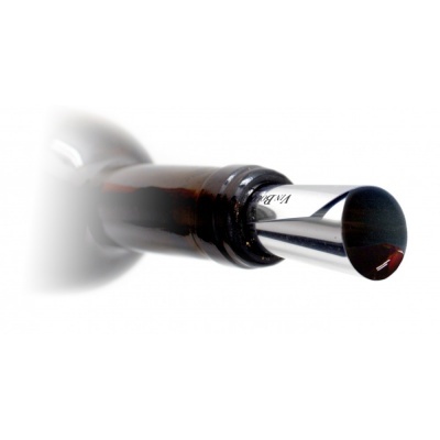 Garrafa de vidro castanho com auscultador de vinho metálico cromado