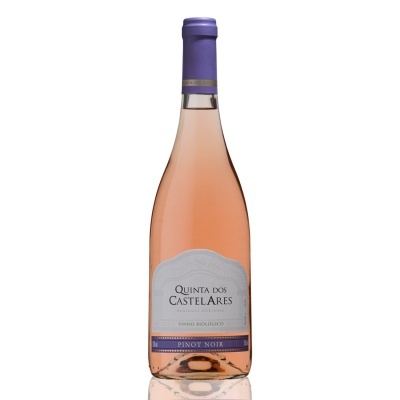 Garrafa de vinho rosé Quinta dos Casteláres com rótulo cinza e roxo e rolha roxa