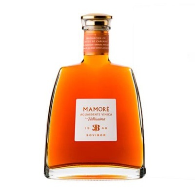 Garrafa trapezoidal de vidro com licor âmbar e rótulos brancos e vermelhos