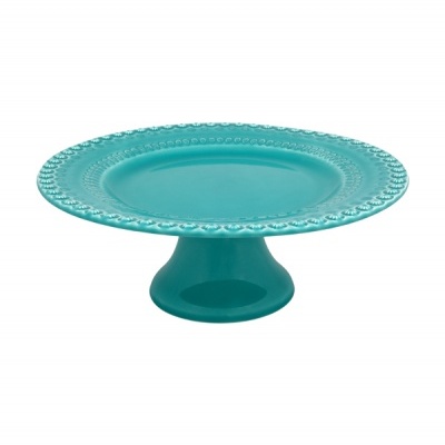 Prato de cerâmica azul turquesa com base e decoração em relevo na borda.