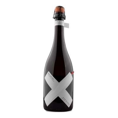 Garrafa escura com rótulo branco em X e tampa de cortiça