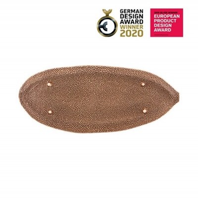 Prato oval castanho com textura pontilhada e prêmios de design