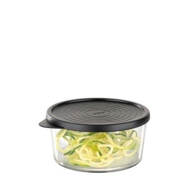 Recipiente de vidro com tampa preta e espirais de legumes