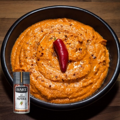 Molho laranja cremoso com malagueta vermelha e frasco de páprica fumada BART junto