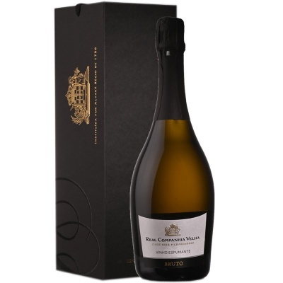 Garrafa de vinho espumante Real Companhia Velha com caixa preta