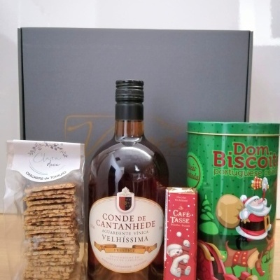 Conjunto com crackers, aguardente, chocolate e lata de biscoitos com design natalício