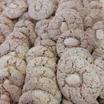 Biscoitos redondos com amêndoas inteiras no centro